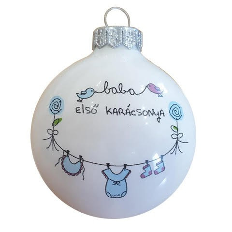 Kisfiúknak “Baba első karácsonya” feliratú, matt fehér gömb, 8 cm-es. Rendelje névvel és akár dátummal!