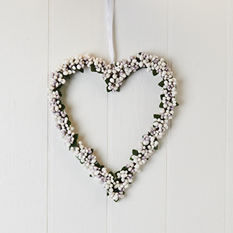 Szív alakú függő karácsonyi dekoráció, ajtódísz, fehér bogyókkal, 25x21 cm